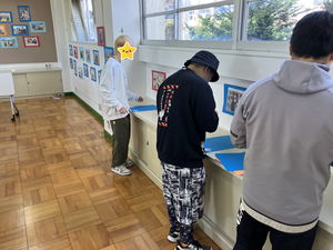 壁　飾りつけ.png