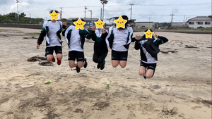 ビーチでジャンプ.png