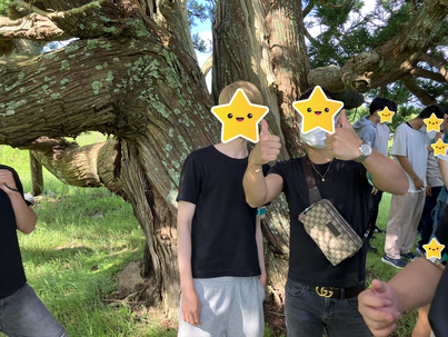 杉の木前　生徒.png