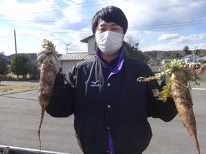 大根持った山田さん.JPG